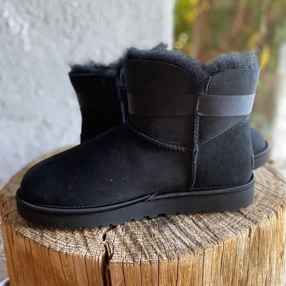 UGG MINI SIDE BROOCH\ BLACK\Size 8 - Picture 3 of 6